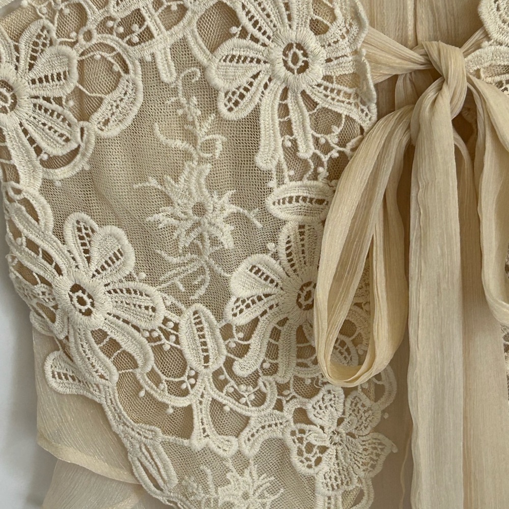 Nice lace vest by Ryu size M 
Vest has inner lining on front with a tie - Picture 3 of 14
